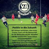 Ist möglicherweise ein Bild von steht, machen Sport, Gras und Text „VB Friedberg Positiv in die Zukunft Wir können verkünden, dass unser Trainer-Team und die Mannschaft für die Weiterführung der aktuellen und der kommendenne Saison zusammenbleiben! D” wichtige Weichen weiterhin“