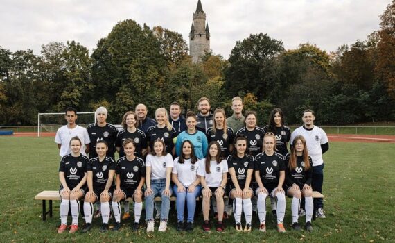 Hiermit präsentieren wir Euch die neu gegründete Frauenmannschaft vom VfB Friedb...